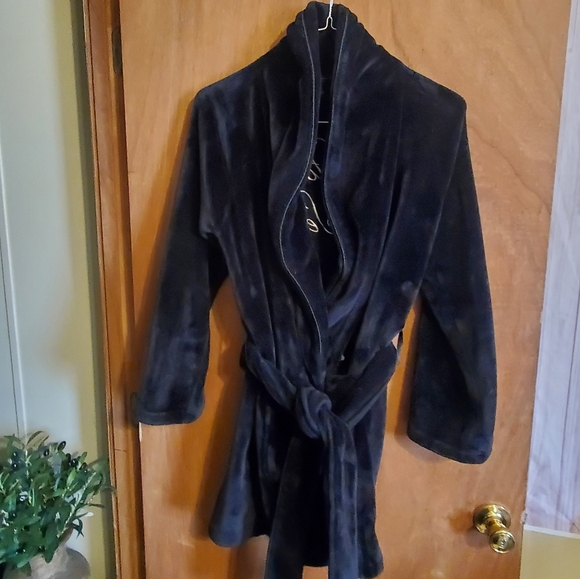 Victoria's Secret Luxurious Black Robe. Fleece. XS. MID LENGHTH. TIE WAIST - Picture 2 of 8